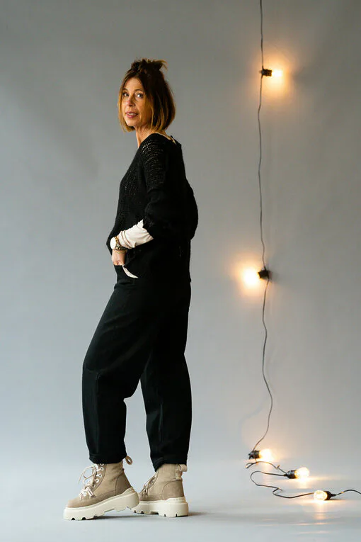 Kuscheliger Strickpullover “INEZ” (CC02) / Langarmshirt “EVA” beige (BA81) / O-Shape Jeans “VIRGINA” schwarz (H51) / High Sneaker “MATILDA” – light beige (IN05)