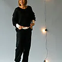 Kuscheliger Strickpullover “INEZ” (CC02) / Langarmshirt “EVA” beige (BA81) / O-Shape Jeans “VIRGINA” schwarz (H51) / High Sneaker “MATILDA” – light beige (IN05)