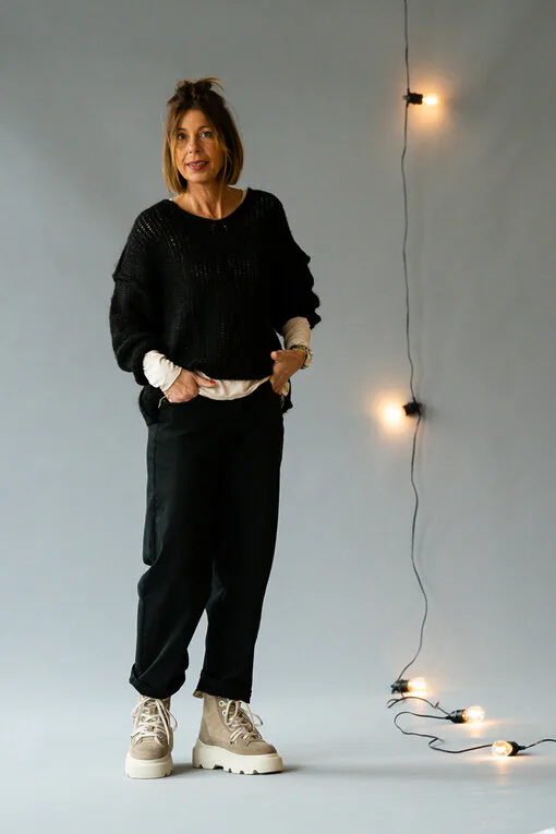 Kuscheliger Strickpullover “INEZ” (CC02) / Langarmshirt “EVA” beige (BA81) / O-Shape Jeans “VIRGINA” schwarz (H51) / High Sneaker “MATILDA” – light beige (IN05)