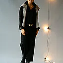 O-Shape Jeans “VIRGINIA” schwarz (H51)/Bluse “INGRID” schwarz (HB03)/FRAUENSACHE – Gürtelschließen (AC01) /Ledergürtel ohne Schließe (UJ01)
