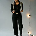 O-Shape Jeans “VIRGINIA” schwarz (H51)/Bluse “INGRID” schwarz (HB03)/FRAUENSACHE – Gürtelschließen (AC01) /Ledergürtel ohne Schließe (UJ01)