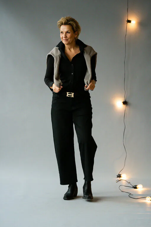 O-Shape Jeans “VIRGINIA” schwarz (H51)/Bluse “INGRID” schwarz (HB03)/FRAUENSACHE – Gürtelschließen (AC01) /Ledergürtel ohne Schließe (UJ01)