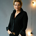 Bluse “INGRID” schwarz (HB03)/FRAUENSACHE – Gürtelschließen (AC01) /Ledergürtel ohne Schließe (UJ01)