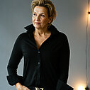Bluse “INGRID” schwarz (HB03)/FRAUENSACHE – Gürtelschließen (AC01) /Ledergürtel ohne Schließe (UJ01)