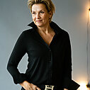 Bluse “INGRID” schwarz (HB03)/FRAUENSACHE – Gürtelschließen (AC01) /Ledergürtel ohne Schließe (UJ01)