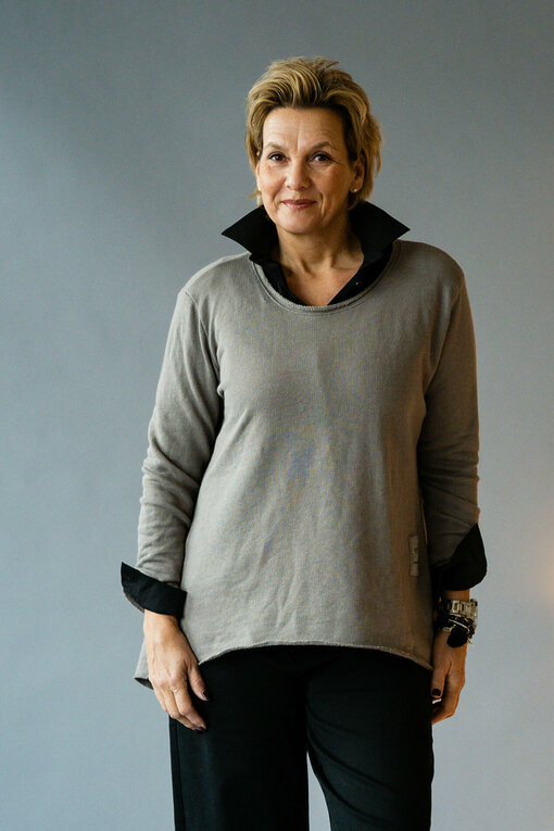 O-Shape Jeans “VIRGINIA” schwarz (H51)/Bluse “INGRID” schwarz (HB03)/Sweatshirt “CHARLOTTA”schlamm(GW42)