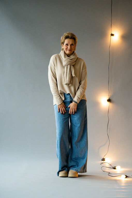 Leichte Jeans Wide Leg “AVERY” (H03)/Longsleeve “VALENTINA” bamboo (ER73) / Schal “MONA” sand (AS02)