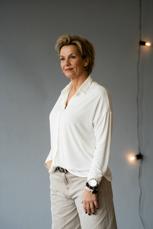Langarm-Bluse “SVANIA” offwhite (HL27)/ Gürtelschließen (AC01)/Ledergürtel ohne Schließe (UJ01)/Jeans “KALEA” – oak dye (ER29)