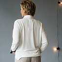 Langarm-Bluse “SVANIA” offwhite (HL27)/ Gürtelschließen (AC01)/Ledergürtel ohne Schließe (UJ01)/Jeans “KALEA” – oak dye (ER29)