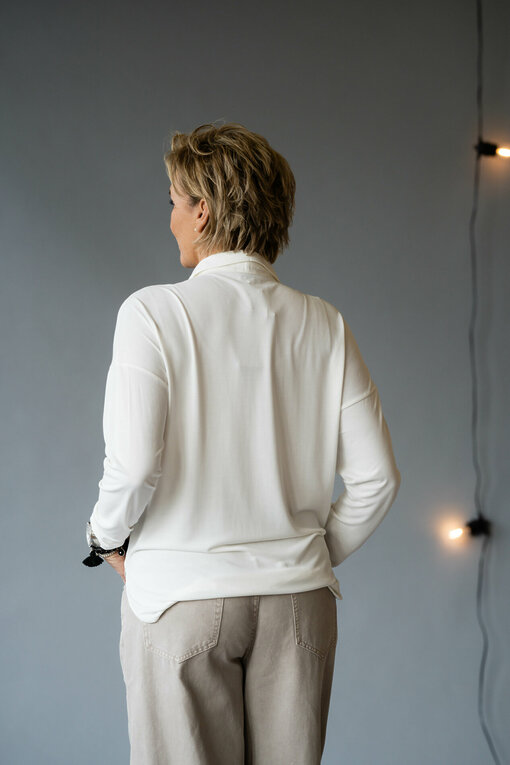 Langarm-Bluse “SVANIA” offwhite (HL27)/ Gürtelschließen (AC01)/Ledergürtel ohne Schließe (UJ01)/Jeans “KALEA” – oak dye (ER29)