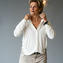 Langarm-Bluse “SVANIA” offwhite (HL27)/ Gürtelschließen (AC01)/Ledergürtel ohne Schließe (UJ01)/Jeans “KALEA” – oak dye (ER29)