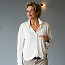 Langarm-Bluse “SVANIA” offwhite (HL27)/ Gürtelschließen (AC01)/Ledergürtel ohne Schließe (UJ01)/Jeans “KALEA” – oak dye (ER29)