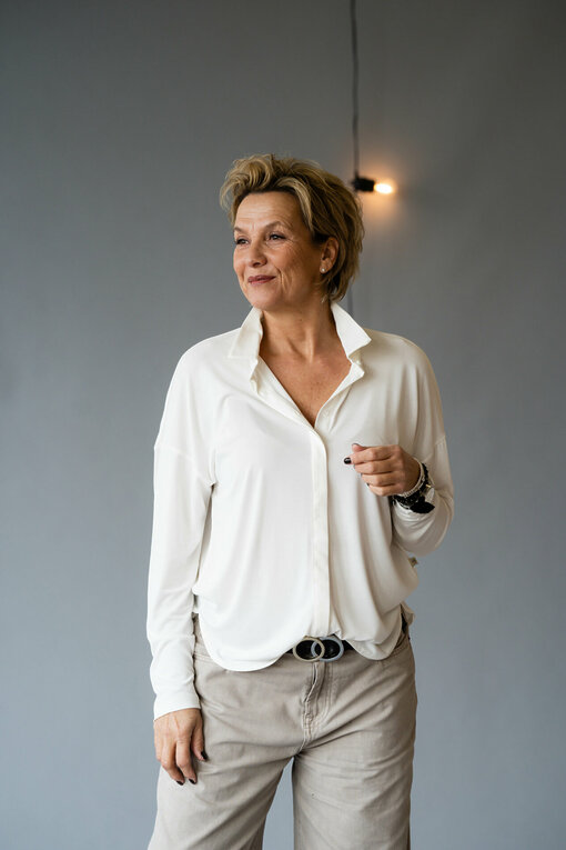 Langarm-Bluse “SVANIA” offwhite (HL27)/ Gürtelschließen (AC01)/Ledergürtel ohne Schließe (UJ01)/Jeans “KALEA” – oak dye (ER29)