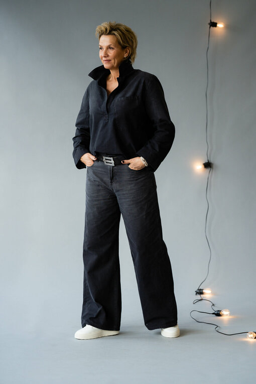 Jeans “KALEA” – black dye (ER102) / Oversized Schlupfbluse “VERENICE” black dye (ER23) /  Gürtelschließen (UJ02)