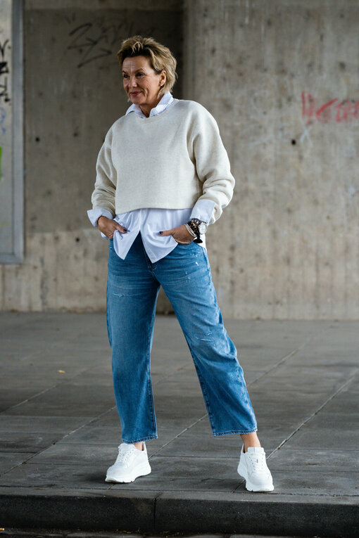 Cropped Sweater “ALICIA” soft white melee (10D46)/ Jeans “YOANA” – steel blue (ER28)