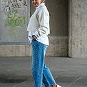 Cropped Sweater “ALICIA” soft white melee (10D46)/ Jeans “YOANA” – steel blue (ER28)