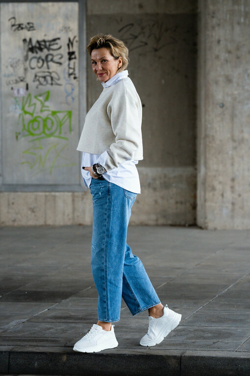 Cropped Sweater “ALICIA” soft white melee (10D46)/ Jeans “YOANA” – steel blue (ER28)