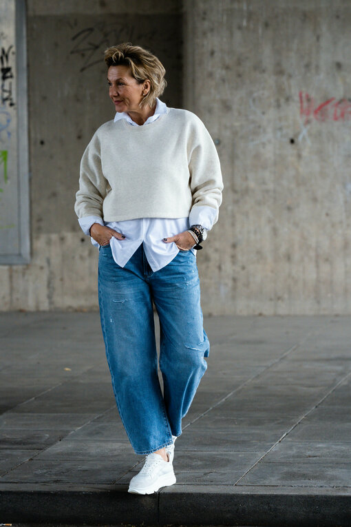 Cropped Sweater “ALICIA” soft white melee (10D46)/ Jeans “YOANA” – steel blue (ER28)