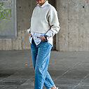 Cropped Sweater “ALICIA” soft white melee (10D46)/ Jeans “YOANA” – steel blue (ER28)