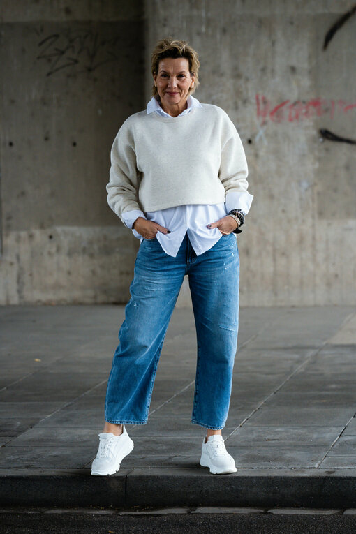 Cropped Sweater “ALICIA” soft white melee (10D46)/ Jeans “YOANA” – steel blue (ER28)