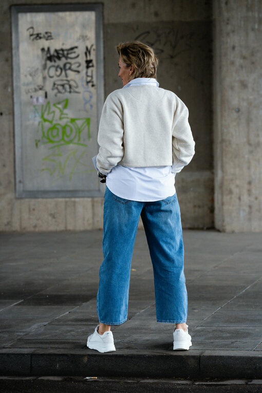 Cropped Sweater “ALICIA” soft white melee (10D46)/ Jeans “YOANA” – steel blue (ER28)