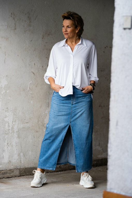 Lässige Bluse “ABIGAIL” weiß (HB07) / Jeansrock “CHINARA” – wild blue (ER13)