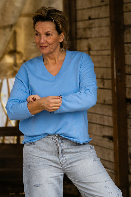 Casual Longsleeve “THALISA” soft blue (ER22) /  Jeans “YOANA” – marble grey (ER78)