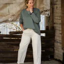 O-Shape Jeans “VIRGINIA” beige (H51) / Basic Sweatshirt “DEBBIE” khaki (GW45)
