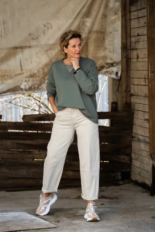O-Shape Jeans “VIRGINIA” beige (H51) / Basic Sweatshirt “DEBBIE” khaki (GW45)