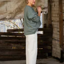 O-Shape Jeans “VIRGINIA” beige (H51) / Basic Sweatshirt “DEBBIE” khaki (GW45)