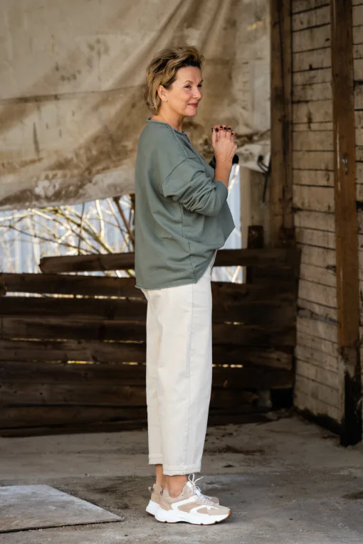 O-Shape Jeans “VIRGINIA” beige (H51) / Basic Sweatshirt “DEBBIE” khaki (GW45)