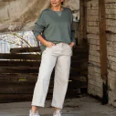O-Shape Jeans “VIRGINIA” beige (H51) / Basic Sweatshirt “DEBBIE” khaki (GW45)