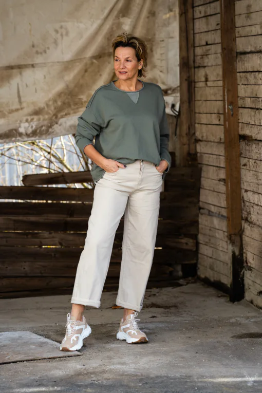 O-Shape Jeans “VIRGINIA” beige (H51) / Basic Sweatshirt “DEBBIE” khaki (GW45)