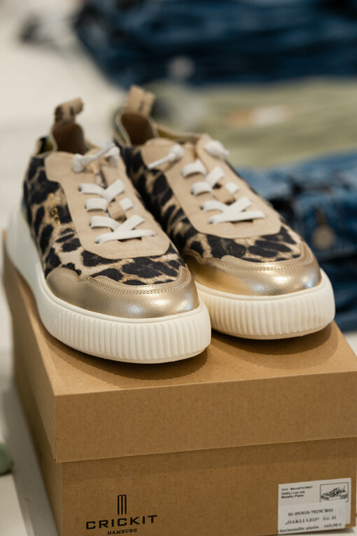 Low Sneaker “OAKLI LEO” -leo/metallic platin (CR01)
