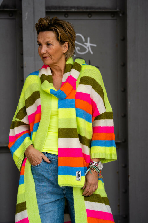 Farbenfroher Cardigan “KALLIE” (SE05)/Cooles Top “TALI” (SE02)/Schal mit Streifen “AVALON” (SE04)