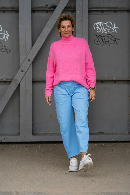 Kuscheliger Strickpullover “FRANCIS” bubblegum (GW208) / O-Shape Pants “ISABELLA” – soft blue (ER03)
