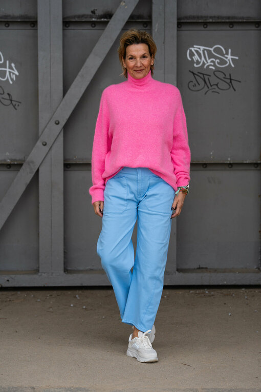 Kuscheliger Strickpullover “FRANCIS” bubblegum (GW208) / O-Shape Pants “ISABELLA” – soft blue (ER03)