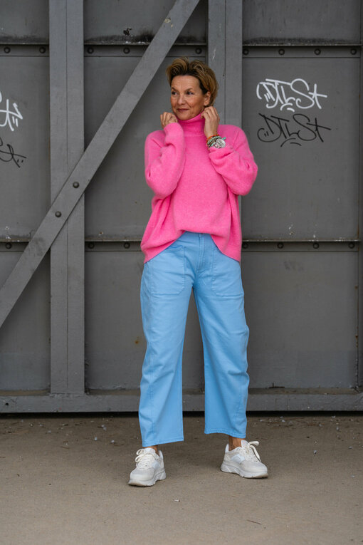 Kuscheliger Strickpullover “FRANCIS” bubblegum (GW208) / O-Shape Pants “ISABELLA” – soft blue (ER03)