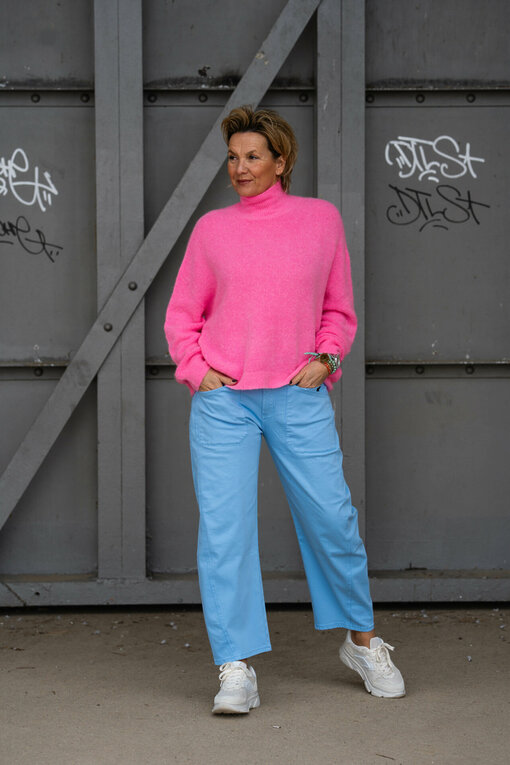 Kuscheliger Strickpullover “FRANCIS” bubblegum (GW208) / O-Shape Pants “ISABELLA” – soft blue (ER03)