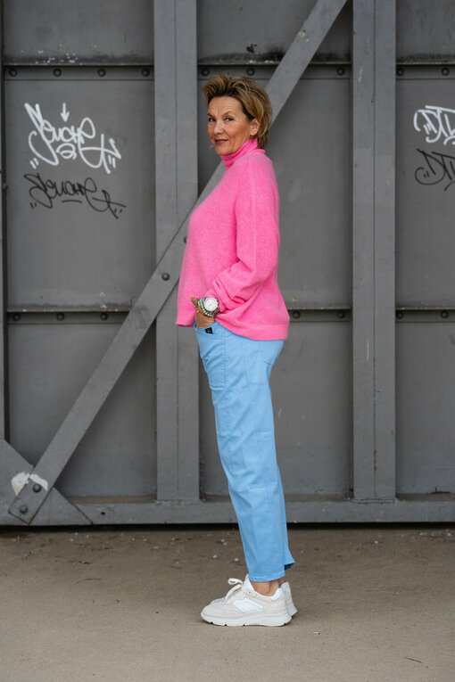 Kuscheliger Strickpullover “FRANCIS” bubblegum (GW208) / O-Shape Pants “ISABELLA” – soft blue (ER03)