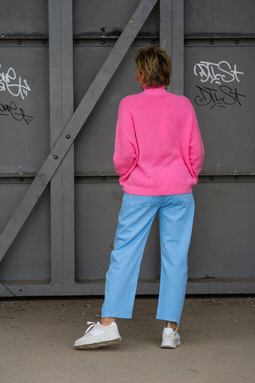 Kuscheliger Strickpullover “FRANCIS” bubblegum (GW208) / O-Shape Pants “ISABELLA” – soft blue (ER03)