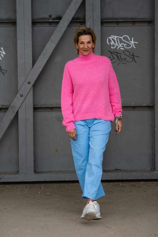 Kuscheliger Strickpullover “FRANCIS” bubblegum (GW208) / O-Shape Pants “ISABELLA” – soft blue (ER03)