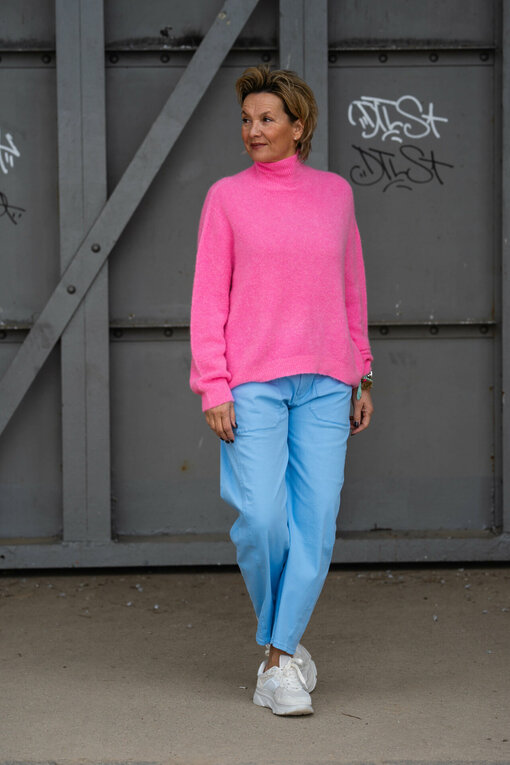 Kuscheliger Strickpullover “FRANCIS” bubblegum (GW208) / O-Shape Pants “ISABELLA” – soft blue (ER03)