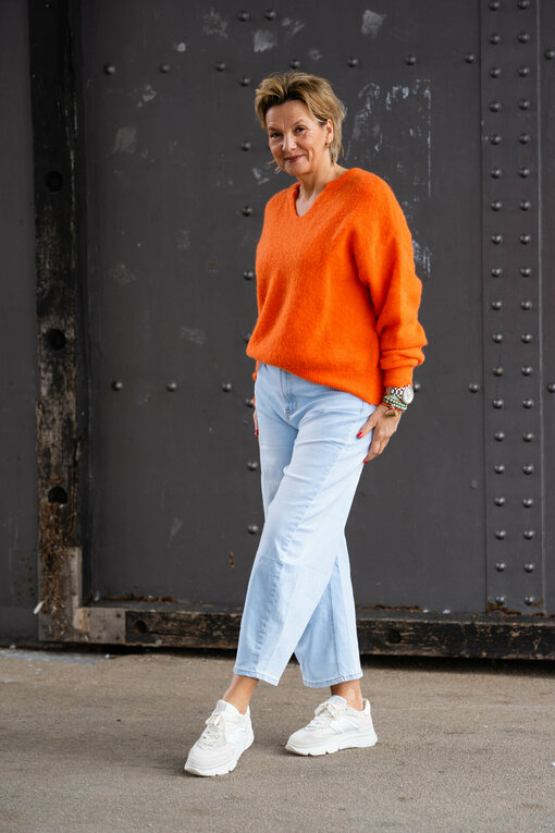 Feinstrickpulli “GABRIELLA” orange (GW22) / Coole O-Shape Jeans “MALOU” light blue(H55)