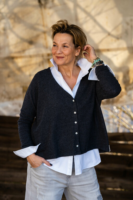 Kuscheliger Cardigan “ORI” black melange (CC28)/ Vollelastische Hemdbluse “INGRID” weiß (HB03)