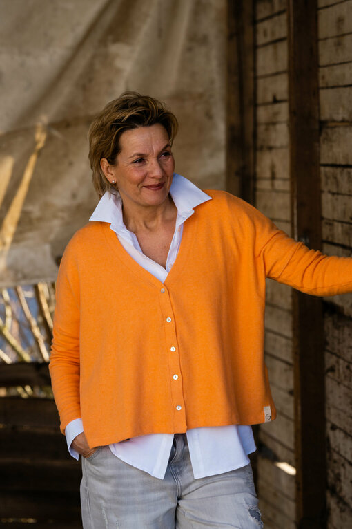 Kuscheliger Cardigan “ORI” melon melange (CC28)/ Vollelastische Hemdbluse “INGRID” weiß (HB03)