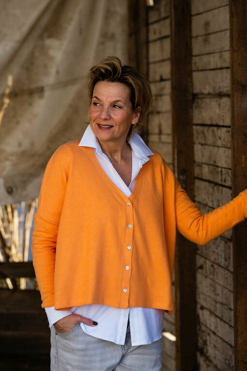 Kuscheliger Cardigan “ORI” melon melange (CC28)/ Vollelastische Hemdbluse “INGRID” weiß (HB03)