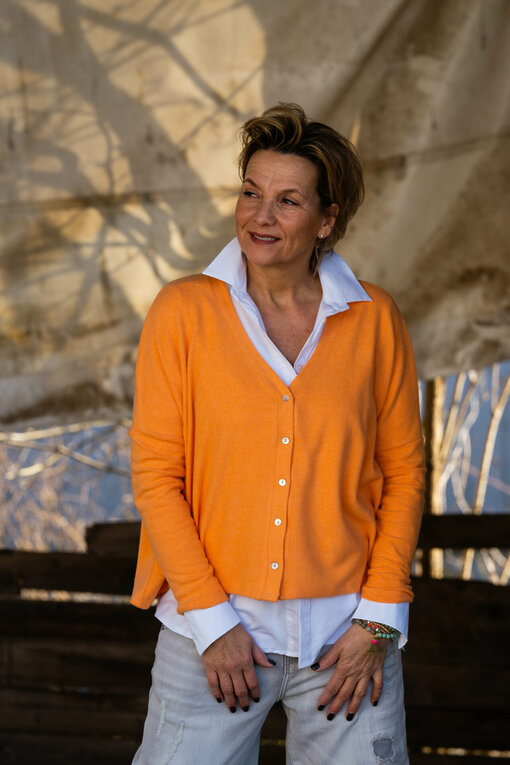 Kuscheliger Cardigan “ORI” melon melange (CC28)/ Vollelastische Hemdbluse “INGRID” weiß (HB03)