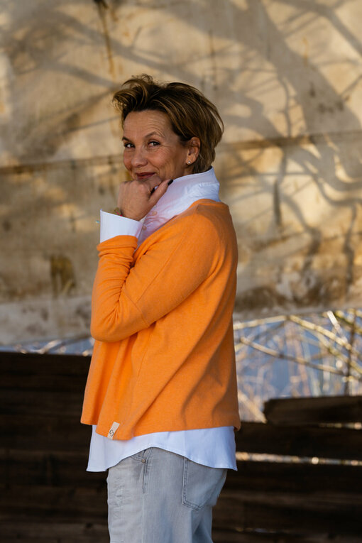 Kuscheliger Cardigan “ORI” melon melange (CC28)/ Vollelastische Hemdbluse “INGRID” weiß (HB03)