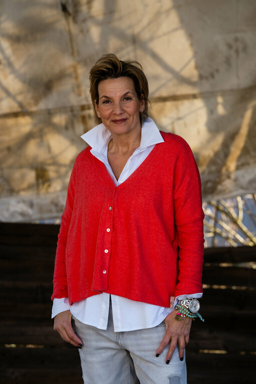 Kuscheliger Cardigan “ORI” red melange (CC28)/ Vollelastische Hemdbluse “INGRID” weiß (HB03)